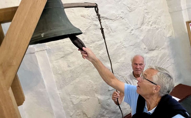 Per Gunnar Petersson och Christer Jonsson testar skepsklockan som faktiskt ska ljuda som en del av verket "Eternal father" som Petersson skrivit. Foto: Johan Jönsson