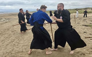 En annorlunda fight på stranden – inspirerad från Japan