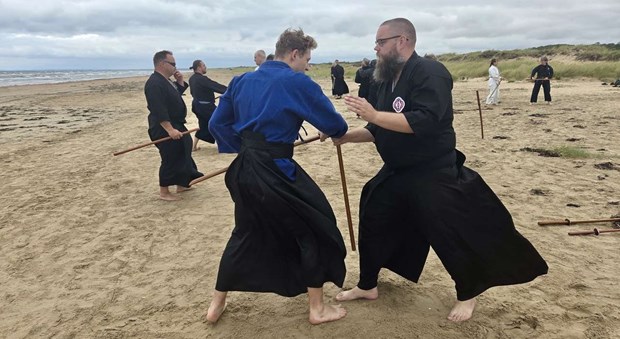 Här tränas japanska vapen på stranden Här tränas japanska vapen på stranden