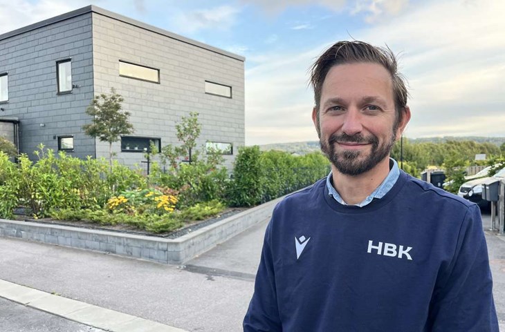 Fredrik Olsson bor i Skummeslövsstrand men lägger mycket tid på sitt jobb inne på Örjans vall i Halmstad. Foto: Per Brolléus