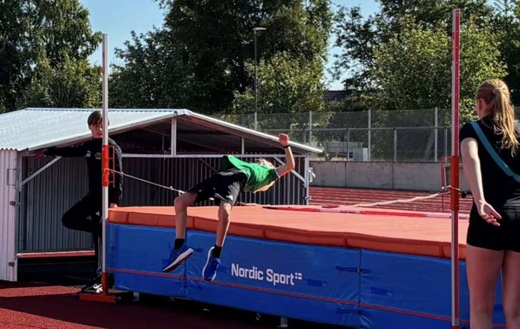 Höjdhopp på friidrottsskolan. Foto: Privat