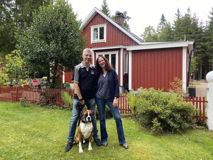 Danielle och alwin älskar att ta långa promenader i skogen med boxern Laszlo. Foto: Carina Nilsson
