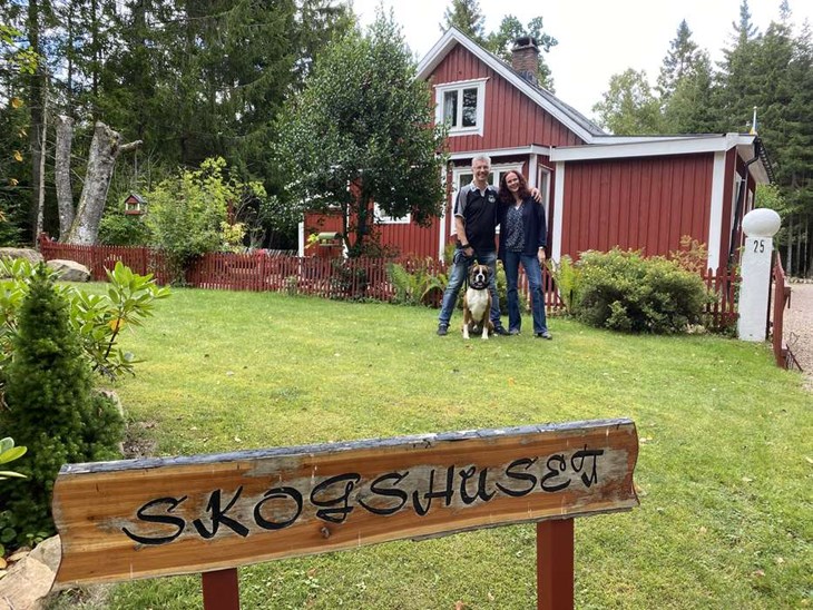 Danielle och Alwin letade efter hus från Jönköping och söderut. Men de föll direkt för huset, precis i utkanten av Strömsnäsbruk. Foto: Carina Nilsson