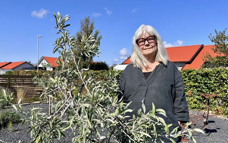 Ritha Holst trivs i Lilla Tjärby där hon och maken Robban bott i fyra år. Foto: Johan Jönsson