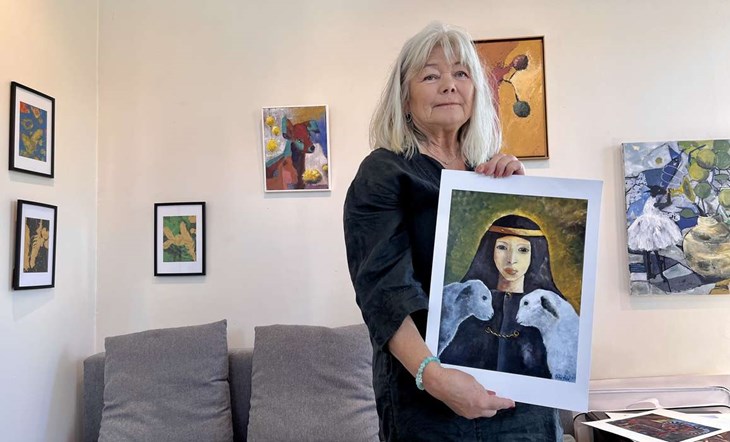 Ritha Holst blir påverkad av den miljö hon arbetar i. Lamm är ett kärt motiv. Foto: Johan Jönsson
