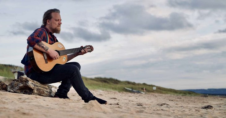 David Guvå spelar mycket i Mellbystrand. På Chill out, Corner, Strandhotellet och Burgers & Dreams till exempel. Foto: Karl-Filip Karsson