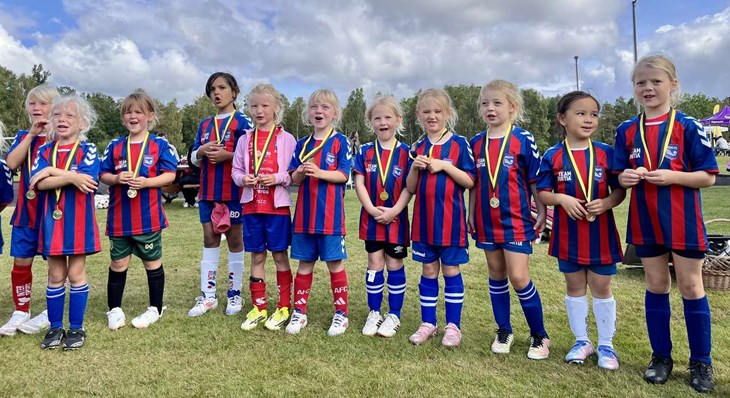 HGH:s tjejer tackar för stödet under Fotbollskul i Knäred. Foto: Johan Jönsson