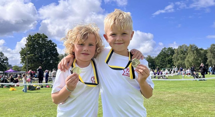 Alfred Rudelius och Louie Larsson i Trönninge IF med sina medaljer. Foto: Johan Jönsson