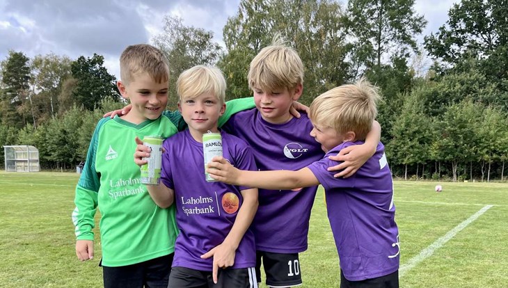 "Skål", säger grabbarna i VGLT. Foto: Johan Jönsson