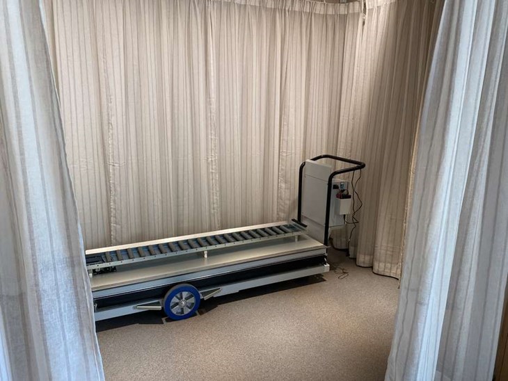 Det nya bårhuset har gett vaktmästarna en betydligt bättre arbetsmiljö med kistliftar. Anhöriga kan också få en avskild stund med den som avlidit i en lugn miljö. Foto: Carina Nilsson