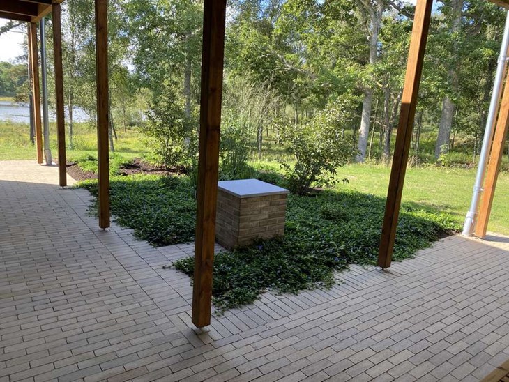 Bårhuset ligger för sig självt på kyrkogården med en vacker utsikt över sjön. Foto: Carina Nilsson