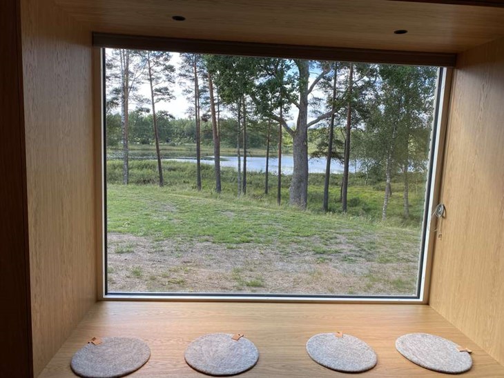 Inne i bårhuset finns plats att sitta i det rum där anhöriga kan få ta farväl av sin anhörige innan själva begravningen. Foto: Carina Nilsson