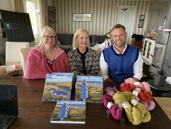 Anita Karlsson- Dion, Christel Eriksson och Christopher Jeansson har alla jobbat internationellt. Nu arbetar de tillsammans för att göra binget känt världen över och för att exportera svenskt ullgarn. Foto: Carina Nilsson
