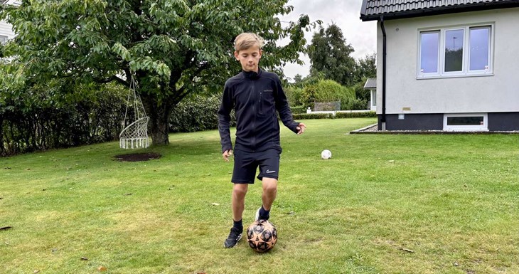 Liam Fetahi dribblar med god bollkontroll. Foto: Johan Jönsson