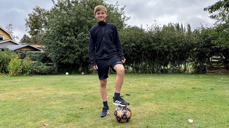 Liams dröm är att en dag spela i FC Barcelona. Han vet dock att vägen dit är lång och han satsar även på skolan. Foto: Johan Jönsson