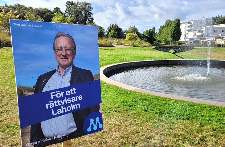 Fem gånger har Moderaternas toppnamn Thor Gunnar Bjelland fiskat upp skylten på sig själv och andra partiers skyltar ur fontänen i Stadsparken. "Det är för jävligt att folk river ner dem", säger Bjelland till LT. Foto: Rickard Gustafsson