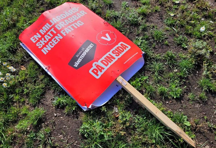 En vanlig syn i Laholm. Vänsterpartiets förstanamn Björn Abelli anser att de vandaliserade skyltarna är ett angrepp på demokratin och yttrandefriheten. Foto: Rickard Gustafsson