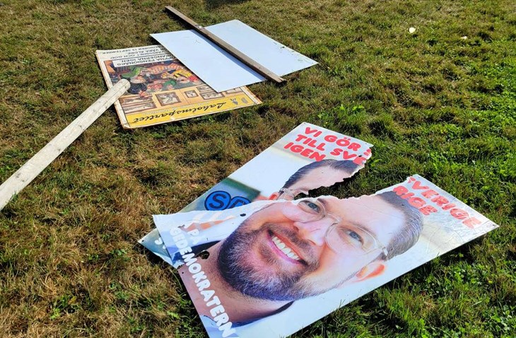 Senaste tiden har partiernas valaffischer saboterats gång på gång i centrala Laholm. De vandaliseras på nätterna och partierna reparerar dem på dagen. Sen är det samma visa nästkommande natt. Foto: Rickard Gustafsson 