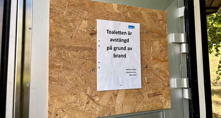 Den gamla toaletten är avstängd på grund av brand. Foto: Johan Jönsson