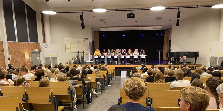 Osbecksgymnasiets aula var fylld med elever som lyssnade på valdebatten. Foto: Carina Nilsson