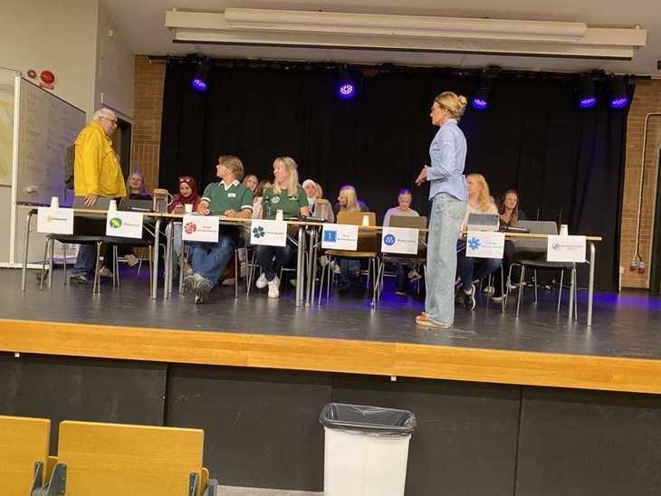 Josefin Hervén är lärare och drog igång debatten. På plats fanns representanter från ungdomsförbunden samt MED och Laholmspartiet. Foto: Carina Nilsson