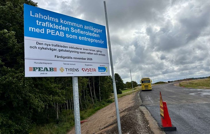 Sofieroleden ska bli en ny genomfartsled öster om Laholm och knyta samman området vid kraftstationen med väg 24. Arbetet ska vara klart under senhösten. Foto: Johan Jönsson