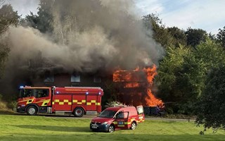 Kraftig brand i Laholm – rökdykare har gått in i huset