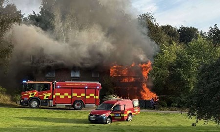 Kraftig brand i Laholm – rökdykare har gått in i huset