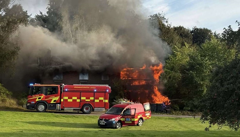 Kraftig brand i Laholm – rökdykare har gått in i huset