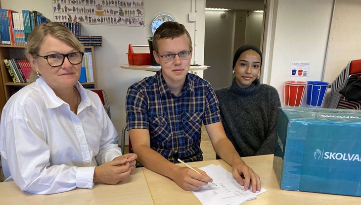 Pernilla Poulsen är lärare i samhällskunskap på KCM och håller i skolvalet tillsammans med åtta elever från samhälls- och ekonomprogrammet. Niklas Nilsson och Duaa Altabel är två av dem. Foto: Carina Nilsson