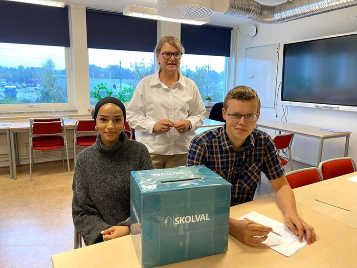 Skolvalet ordnas på 1700 skolor i Sverige berättar lärare Pernilla Poulsen. Duaa Altabel och Niklas Nilsson kommer att rösta både i skolvalet och valet den 13 september. Foto: Carina Nilsson