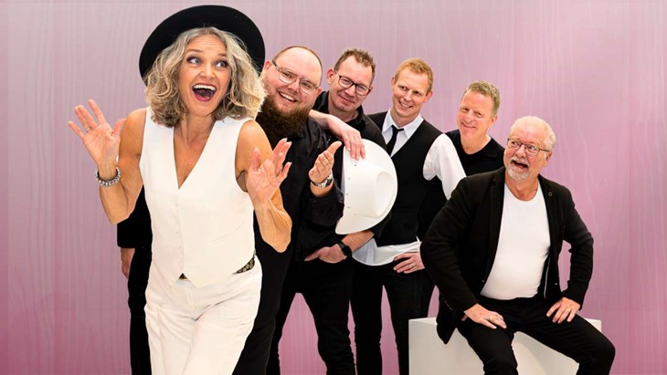 Lena Petersson sjunger och Krister Classon med band spelar. Däremellan blir det humor och en gnutta allvar när Krister och Lena gnabbas på scen. Foto: Pressbild