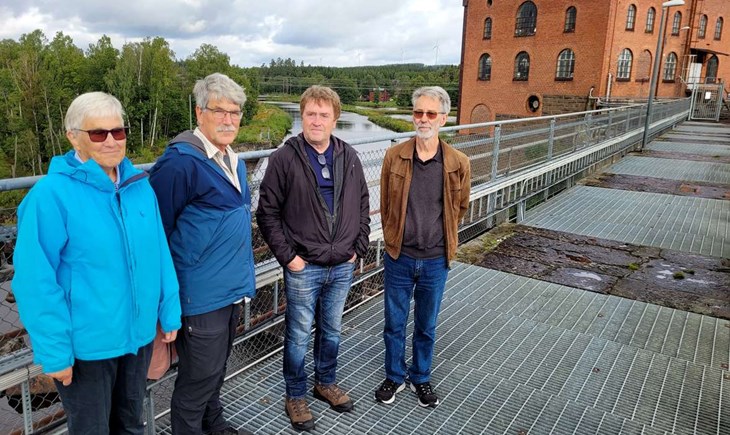 Margareta Lindgren, Anders Tullander och Bo Hansson i Naturskyddsföreningen har tagit god hjälp av knäredsbon Lars Ingemarson för att förstå vidden av MittLagan-projektet. Han är en av cirka 120 sakägare som berörs. Foto: Rickard Gustafsson