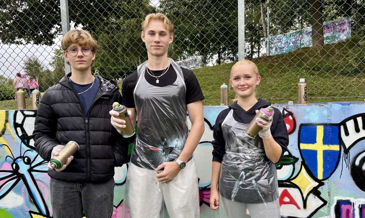 Sam Kvist, Malte Viding  och Stina Malmsten tycker att det är kul att få göra avtryck på sin skola. Foto: Johan Jönsson