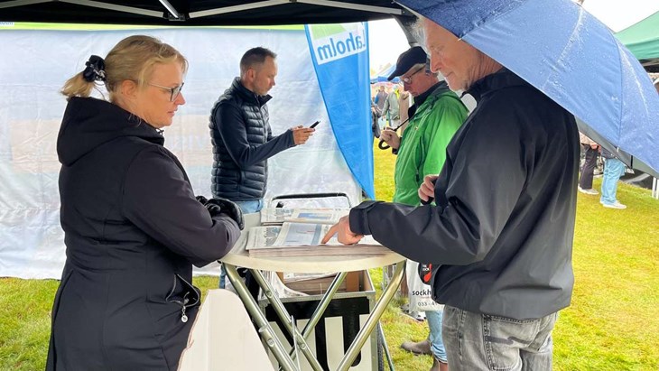 Carina Nilsson diskuterar nyheter med en läsare. Foto: Per Brolléus