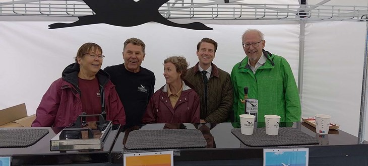 Jörgen och Anette Fritiofsson på Traryds bryggeri var ett av flera lokala företag på plats. Här tillsammans med Lisa Fock, John Eberhard och Bengt Germundsson (KD) från Markaryds kommun. Foto: Privat
