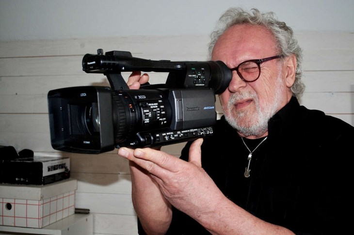 Filmskaparen Thomas Möller och Roland Andréasson gjorde under åren ett femtontal personporträtt av lokala profiler. I deras sista samarbete riktades kameran i stället mot Roland själv. Foto: Johan Jönsson/Arkiv