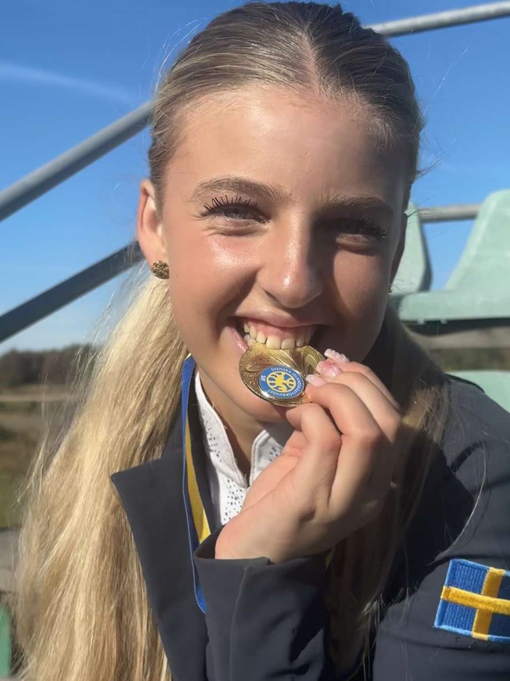 Michelle med ett av två SM-guld mellan tänderna. Foto: Privat