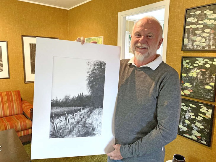Tonny Målare med en kolteckning av ett landskap. Huset i Timsfors är fullt av hans verk och hans målerifirma finns också kvar här men numera bor han i Markaryd. Foto: Carina Nilsson