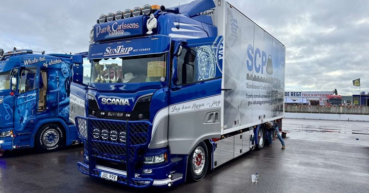 Är den inte grann så säg? Patrik Carlssons Åkeris blågrå Scania 590S blev best in show, igen. Tillhörande dryck. Men dont drink and drive. Foto: Privat