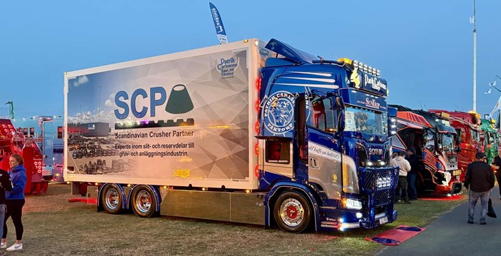 Blågrå Scania 590S i skymningen. Foto: Privat