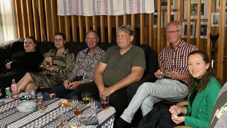 Sven Jansson (tredje från vänster) och Maria Asplund (till höger) behåller sina platser i kommunfullmäktige. Trots att partiet ökade över två procent blev det inte fler mandat i fullmäktige. Foto: Privat