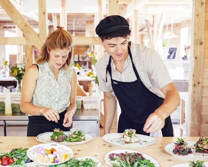 Olga Lubanski och Emil Buchanan med fullt fokus på smörrebröden. Foto: Kvarnen i Kornhult