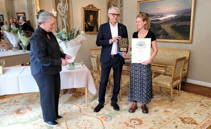 Företagarnas regionchef i Halland, Marie Axtelius, läser upp motiveringen för Årets unga företagare i Halland. Landshövding Anders Thornberg överräckte statyett, diplom och blommor under ceremonin på Halmstad slott. Foto: Rickard Gustafsson
