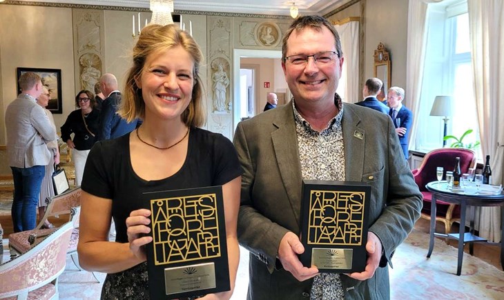 Två glada prisvinnare. Olga Lubanski och biogasentreprenören Lars Paulson från LOGP Kvarngården i Långås som utsågs till Årets Företagare i Halland. Foto: Rickard Gustafsson