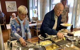 Nej till återöppning av seniorrestauranger