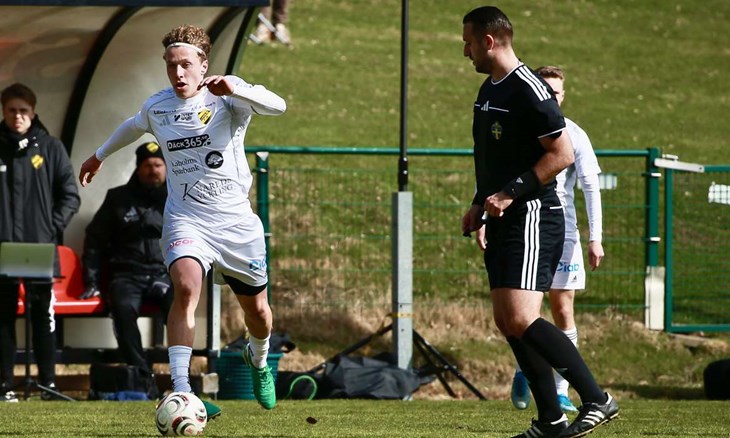 Olle Johansson blev utvisad mot Kristianstad senast och missar matchen mot Åtvidaberg. Edmond Berisha ska dock kunna gå in och ersätta som sexa. Foto: Halmstadsport