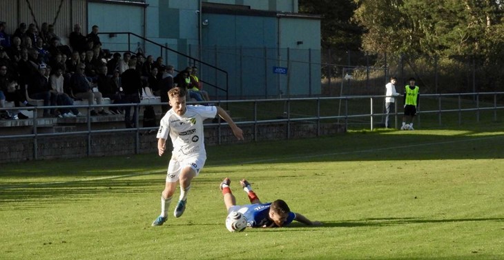 Samuel Svensson löpte som vanligt kopiöst. Han dundrade en boll över i bra läge i andra halvlek. Foto: Johan Jönsson