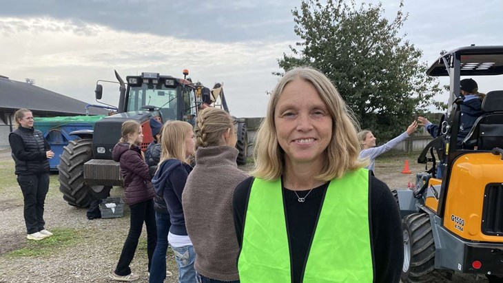 LRF Laholm organiserar Sjuor på gård på sammanlagt tre gårdar i kommunen och för de tre högstadieeskolorna Våxtorp, Veinge och Laholm. Kerstin Nilsson guidade en av sjundeklassarna på Ösarps gård. Foto: Carina Nilsson