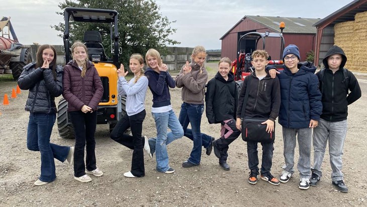 Några av eleverna från klass 7D på Lagaholmsskolan var nöjda med förmiddagen på Ösarps gård. Foto: Carina Nilsson